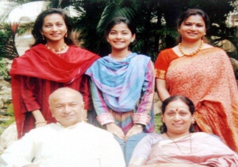 Shikhar Pahariya's Maternal Grandfather and Grandmother, his Mother and his Aunts