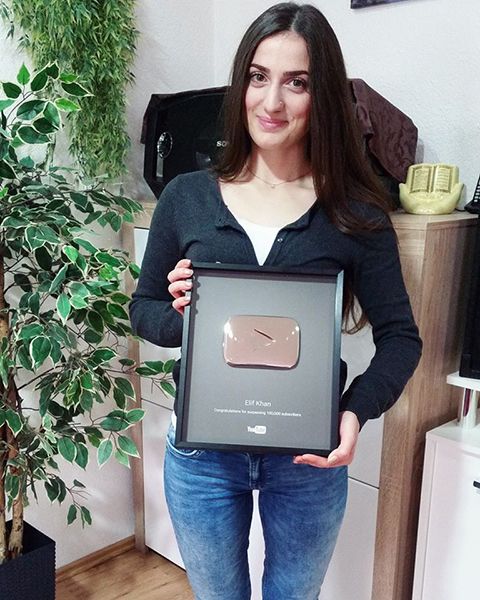 Elif Khan with her YouTube Award