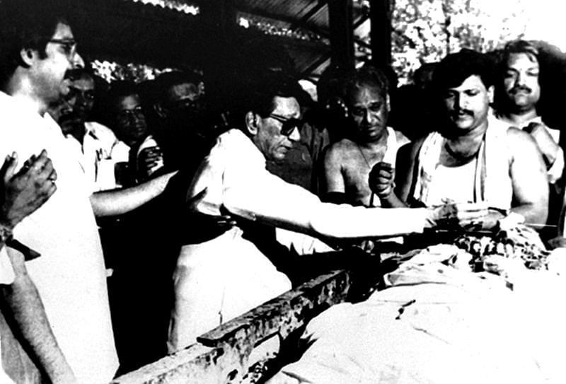 Uddhav Thackeray (extreme left) with Bal Thackeray (centre) at the funeral of Bindumadhav Thackeray