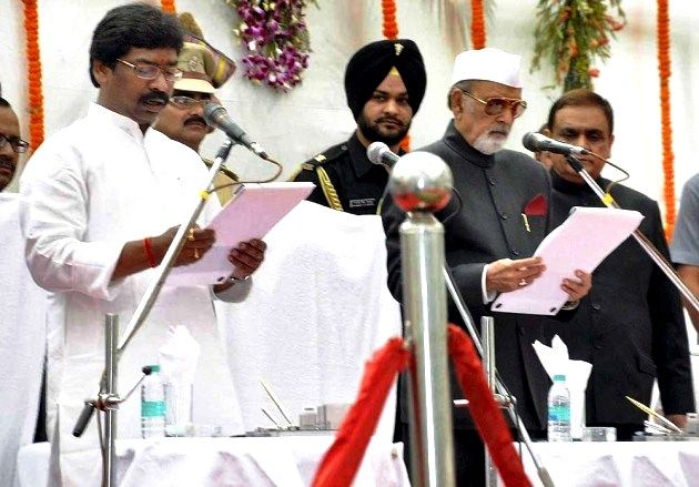 Hemant Soren taking oath as the Jharkhand CM in 2013