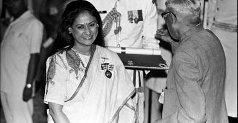 Jaya Bachchan Receiving Padma Shri from the Former President of India R Venkataraman