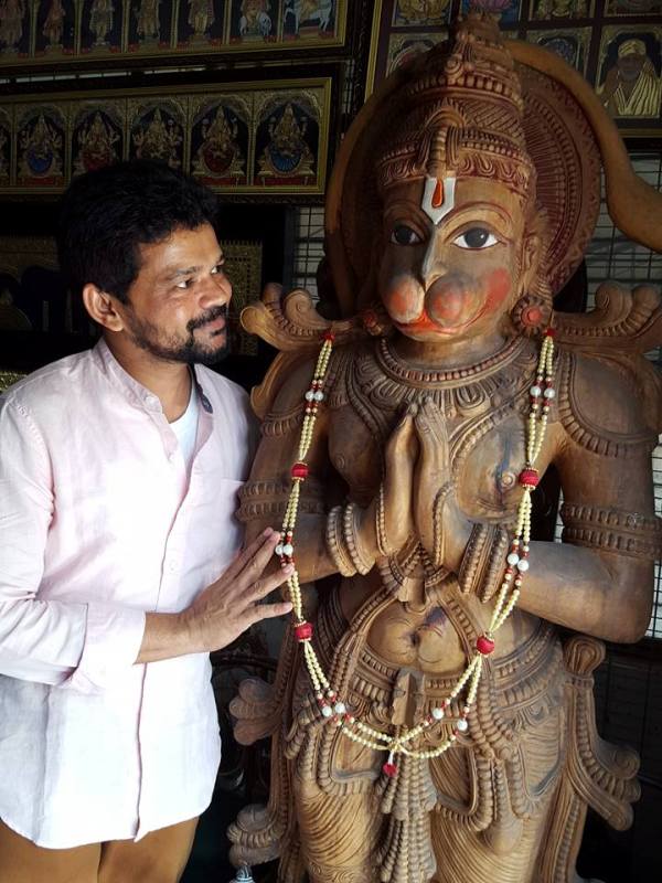 Jogi Naidu posing with the idol of Hanumana