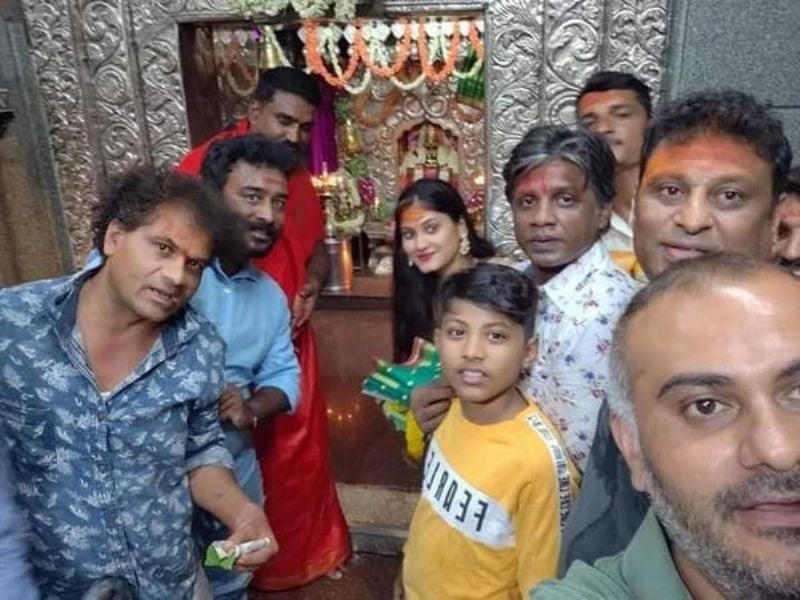 Vijay Duniya with his wife, son and the film crew