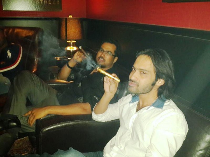Waqar Zaka Smoking