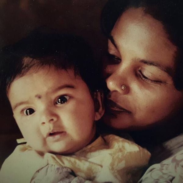 अपनी माँ के साथ सोलंकी रॉय की बचपन की तस्वीर