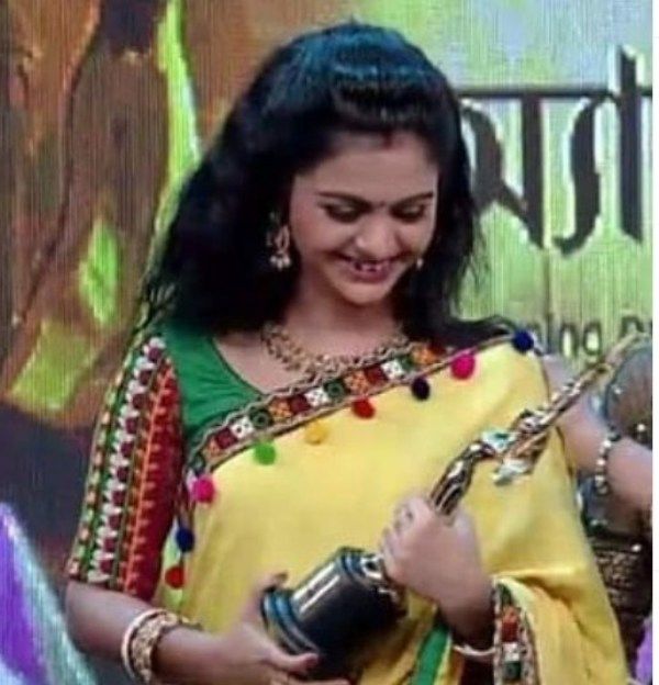 Solanki Roy with her Award