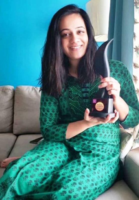 Spruha Joshi Posing with Her Award
