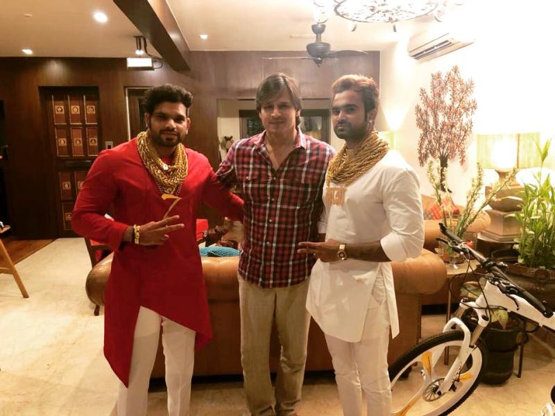 Sunny Waghchoure and Sanjay Gujar with Vivek Oberoi
