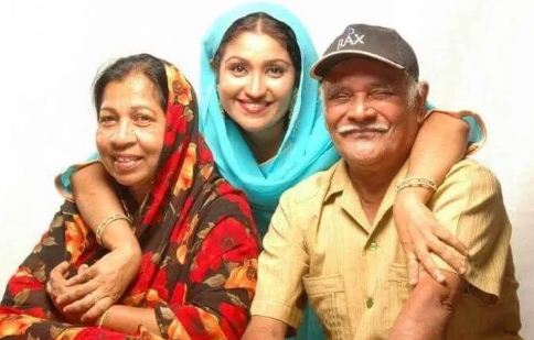 Thesni Khan with her parents