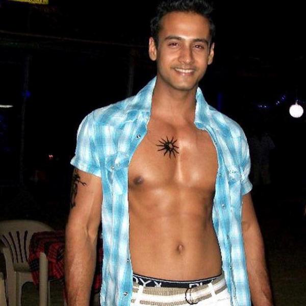 Yash Dasgupta's posing with his tatooes