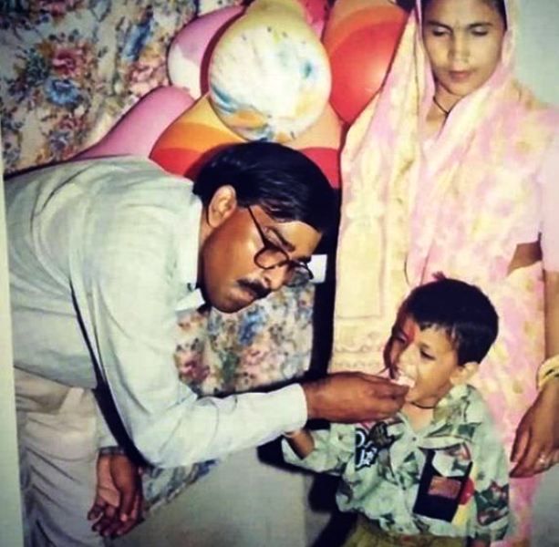 A Childhood Picture of Jitendra Kumar with His Parents