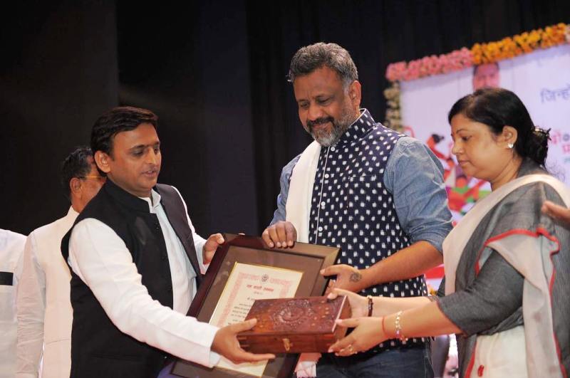 Anubhav Sinha receiving the Yash Bharti Award from Akhilesh Yadav