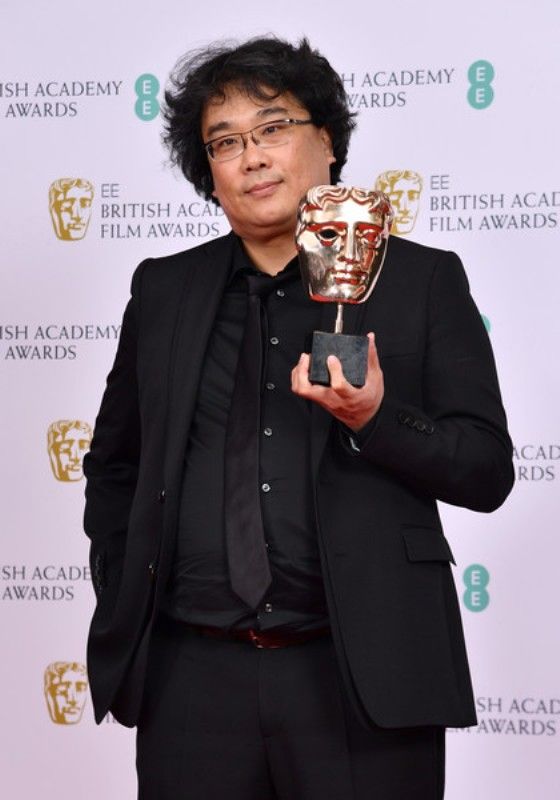 बोंग जून-हो अपने ब्रिटिश अकादमी फिल्म पुरस्कारों के साथ