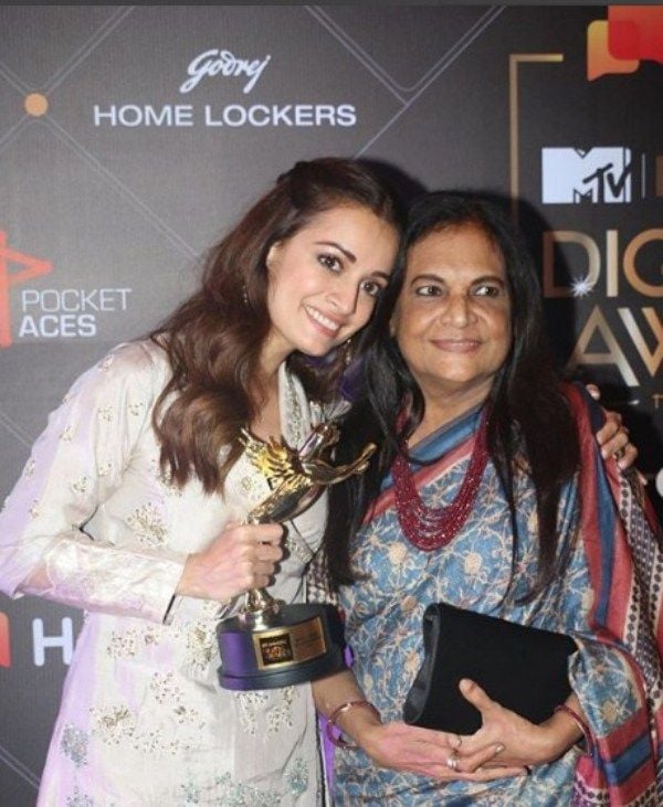 Dia Mirza with her mother and IWM Digital Awards 2019 Trophy