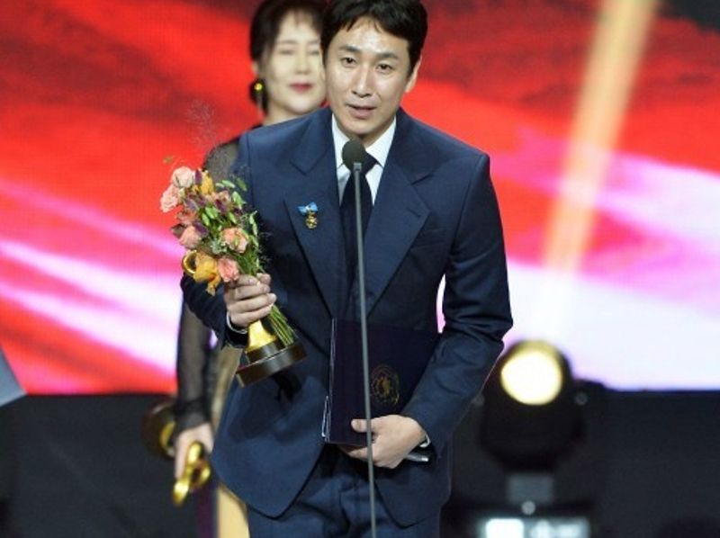 Lee Sun-kyun honoured with Prime Minister's Commendation