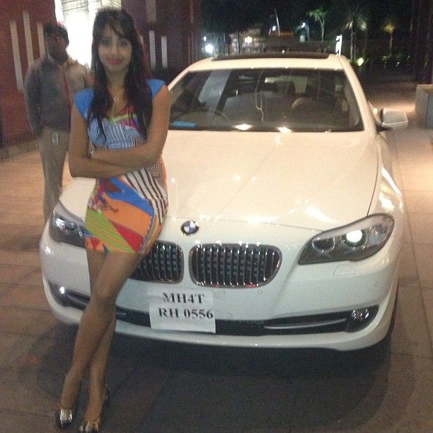 Sanjjanaa Galrani with her car 