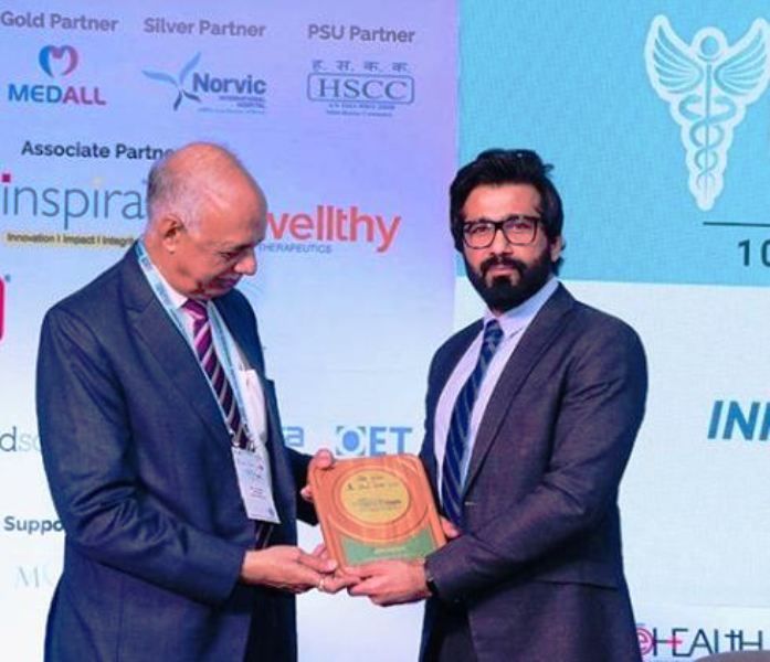 Shalabh Dang Receiving Healthcare Transformation Leaders Award