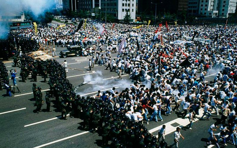 छात्रों ने दक्षिण कोरियाई लोकतंत्र आंदोलन में प्रदर्शन किए