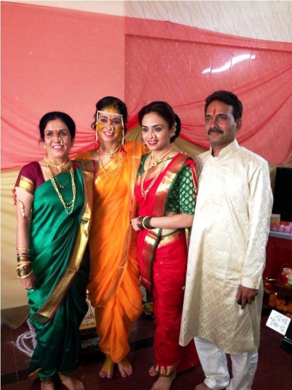Amruta Khanvilkar With Her Sister and Parents