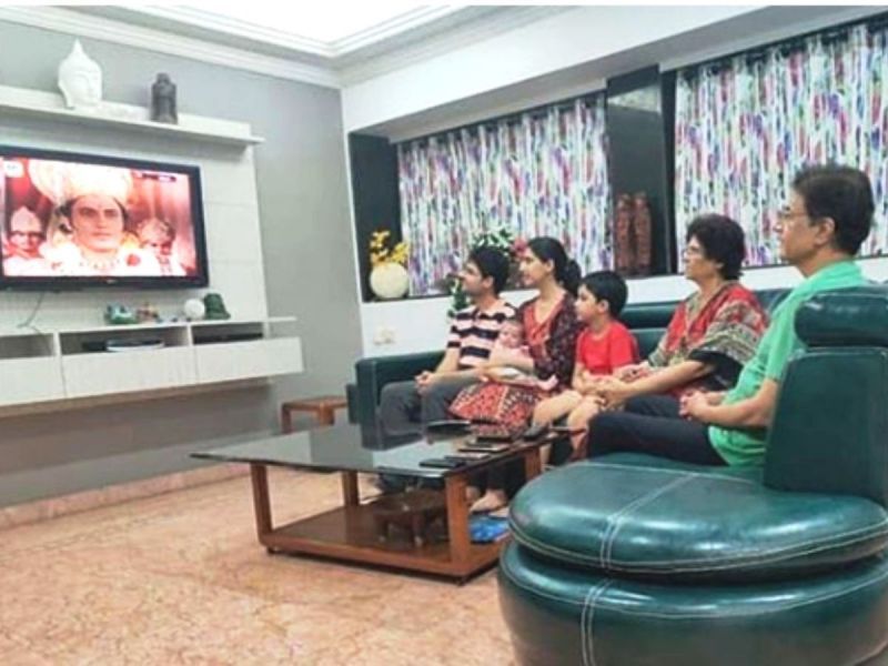 Arun Govil watching Ramayan along with his family