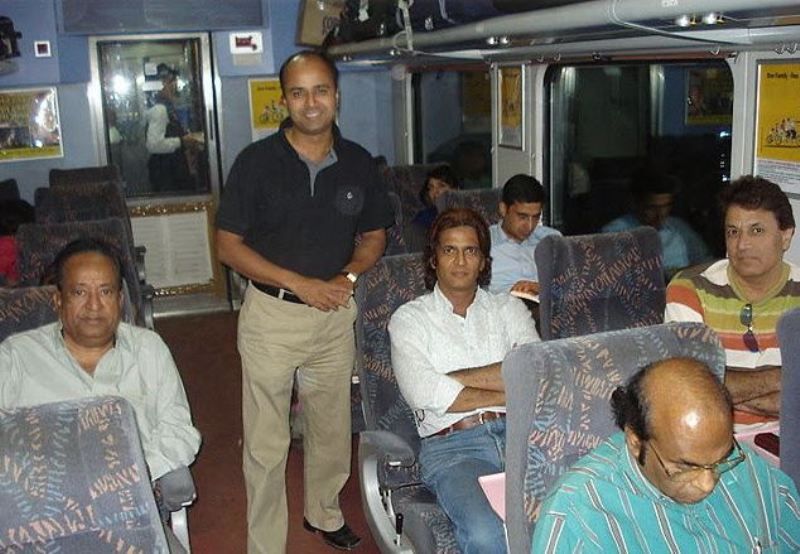 सुनील लहरी और अरुण गोविल (दोनों दाएं बैठे) के साथ अरविंद त्रिवेदी (बाएं बैठे)