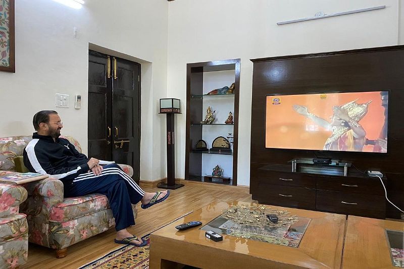 मैं और भारत के बी मंत्री प्रकाश जावड़ेकर मार्च 2020 में दूरदर्शन पर अपने टेलीकास्ट के बाद रामायण को अपने घर पर देख रहे हैं