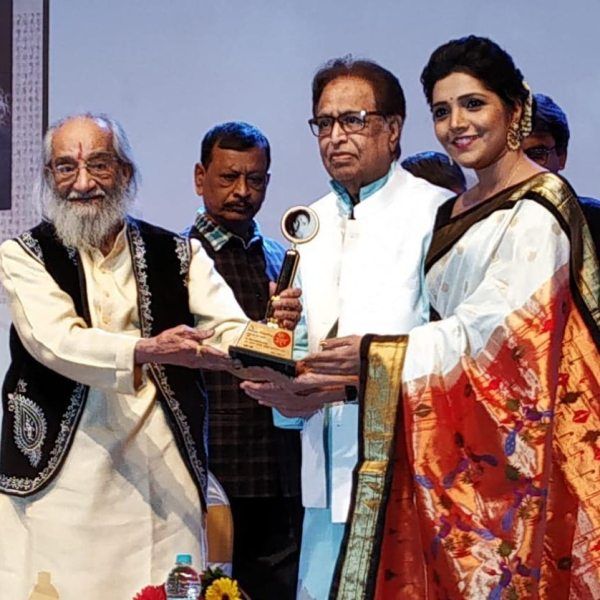 Mukta Barve Receiving Smita Patil Award