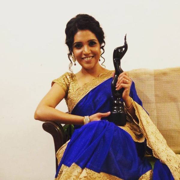 Mukta Barve with her Filmfare Awards