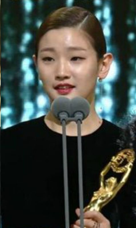 Park So-dam giving acceptance speech at Blue Dragon Film Awards