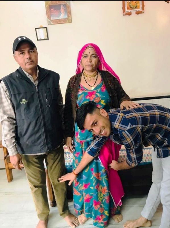 Ravi Bishnoi with his parents