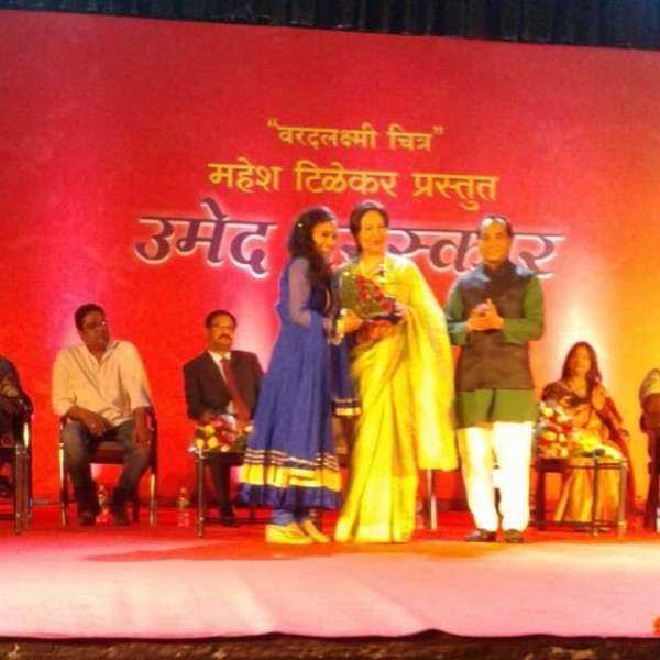 Rutuja Junnarkar receiving award from Sharmila Tagore