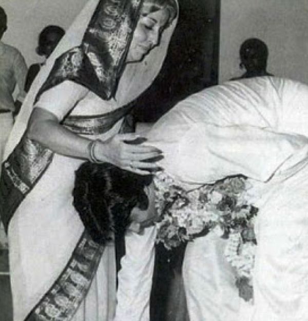 Amitabh Bachchan Seeking the Blessings From His Mother Teji Bachchan