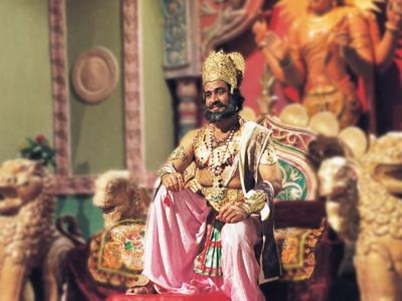 रामायण में राजा दशरथ के रूप में बाल धूरी