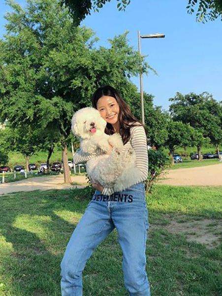 Ha Yeon-soo with her Dog