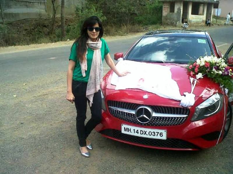 Kirti Kulhari With Her Car