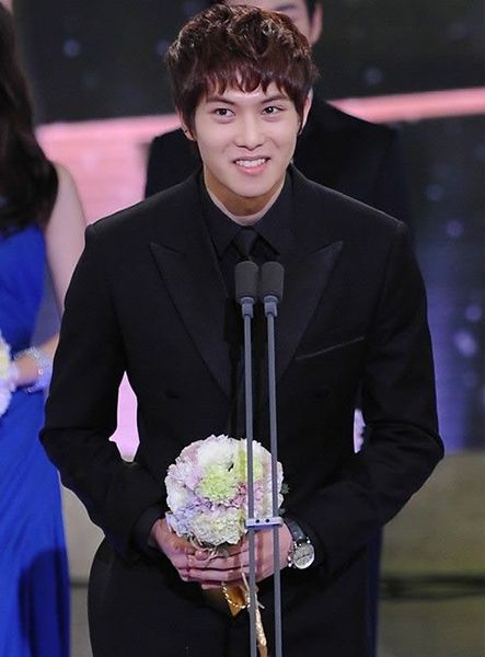 Lee Jong-hyun Giving his Acceptance Speech at SBS Drama Awards