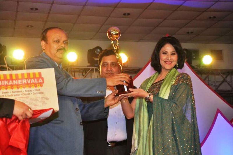 Mimansa Malik While Receiving an Award