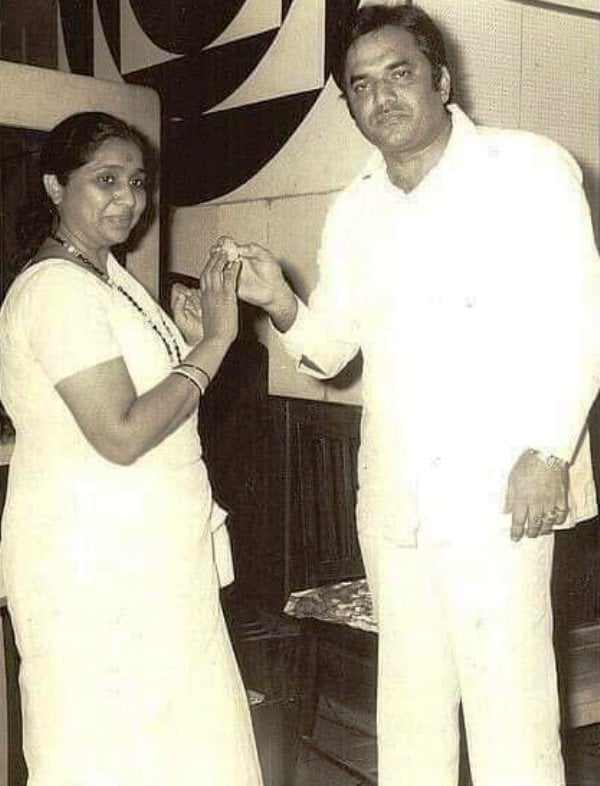 Mukesh Khanna's brother Ved Khanna with Asha Bhosle