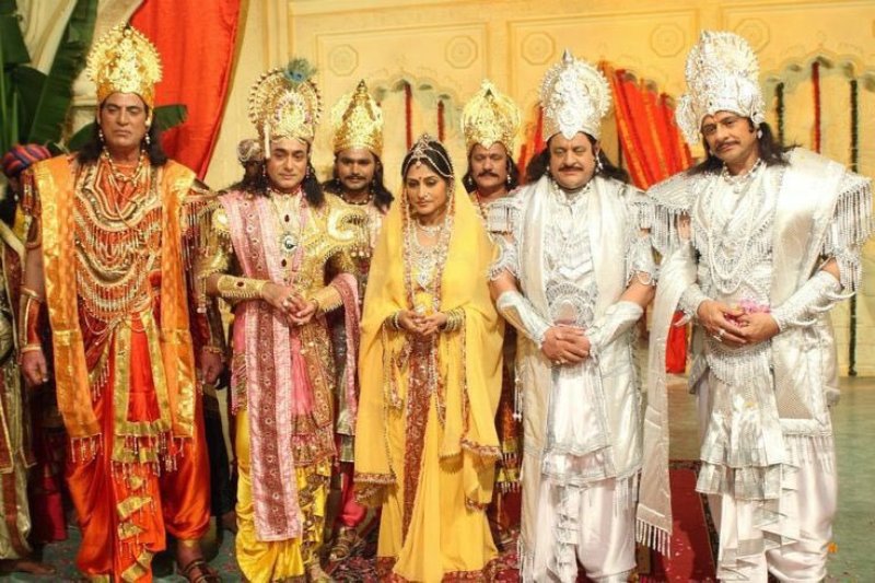 Nitish Bharadwaj with the cast of Mahabharat