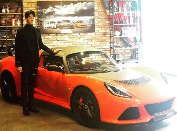 Oh Chang-seok with his Car