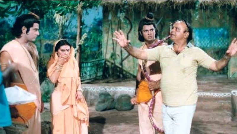 Ramanand Sagar Depicting the Scene to Ramayana's Actors