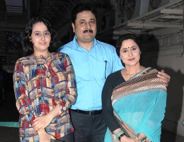 Deepak Deulkar With His Wife and Daughter