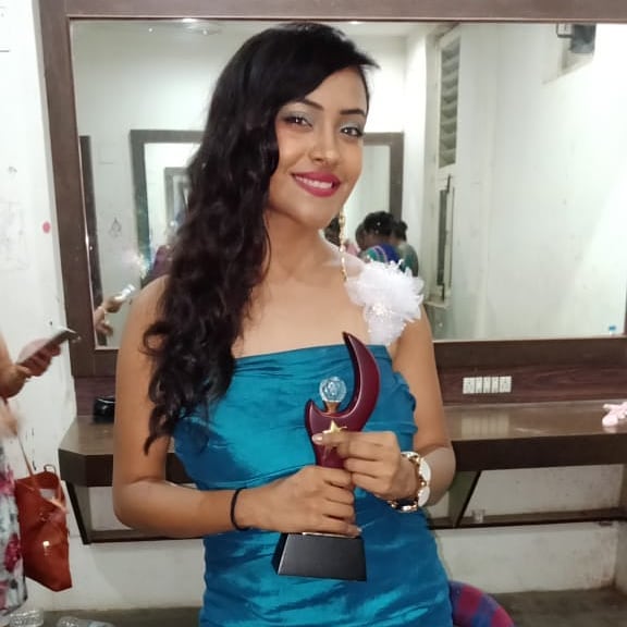 Nehal Vadoliya with her award 