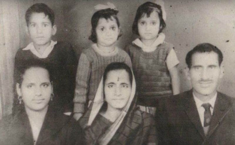 Paan Singh Tomar With His Mother, Wife, and Children