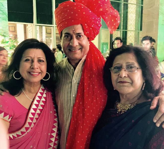 सर्वदमन डी बनर्जी अपनी बड़ी बहनों रूपाली और नवनीता के साथ