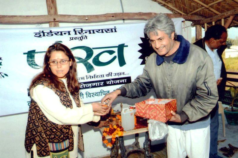 सर्वदमन डी बनर्जी और उनकी पत्नी अलंकृता बनर्जी एनजीओ पंख में मिठाई वितरित करते हुए
