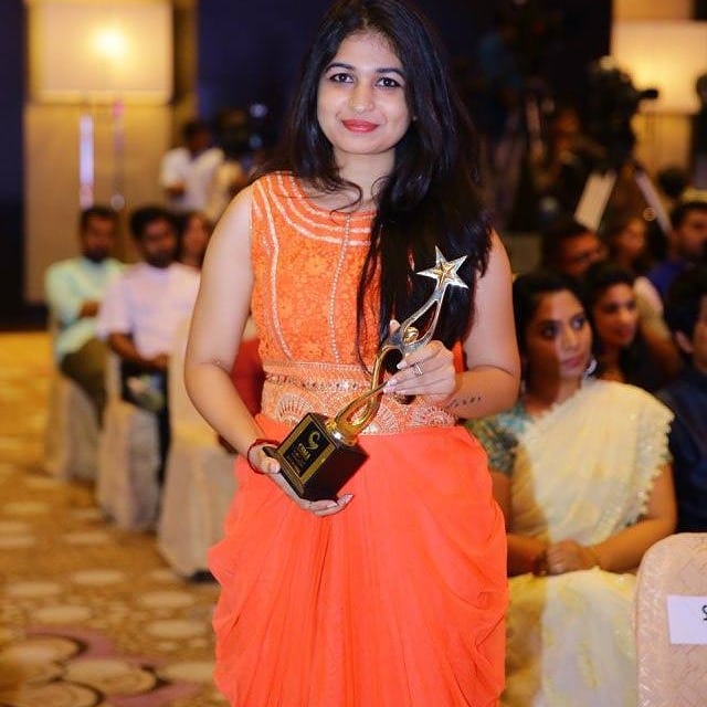 Darshini Sekhar with her award