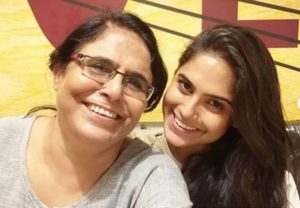 नैना गांगुली अपनी मां के साथ