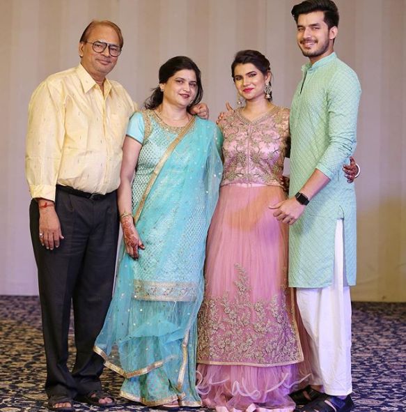 Paras kalnawat with his family