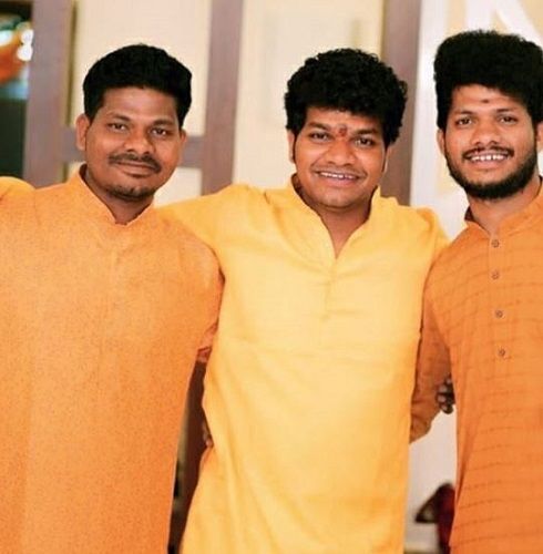 Jabardasth Avinash With His Brothers